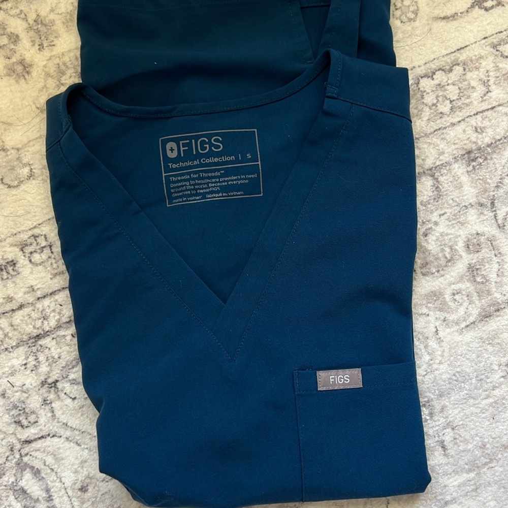 NWOT FIGS Catarina Scrub Top